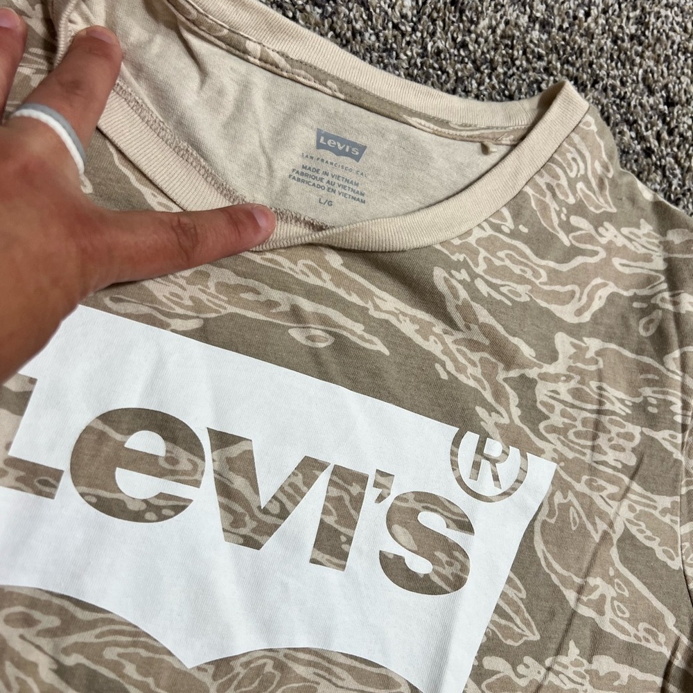 Levi's Beige Graphic T-Shirt Camo - Picture 4 of 4